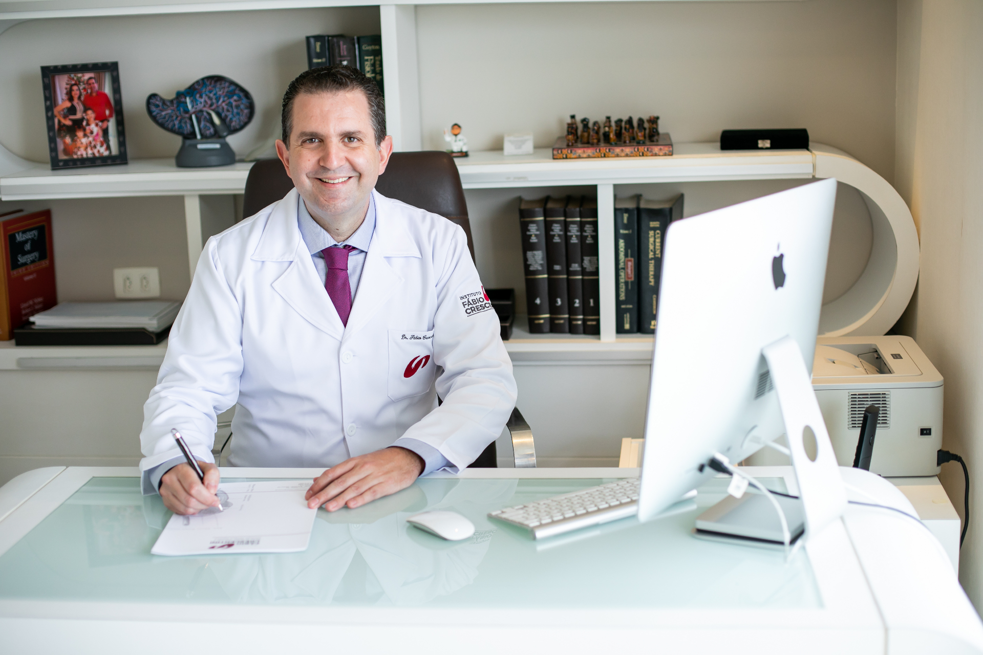 Dr. Fábio Crescentini em seu consultório em Santos